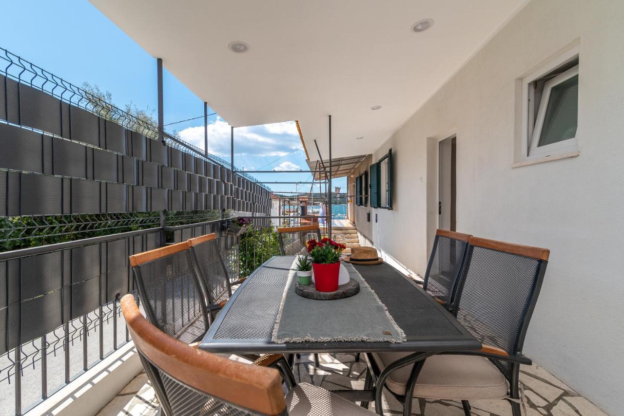 Apartment Radic-Perfect Location For Summer Activities Trogir Exterior photo